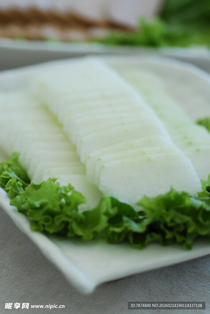 鲜脆冬瓜片配翠绿生菜