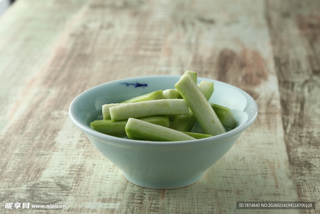 碗中鲜绿芹菜切段