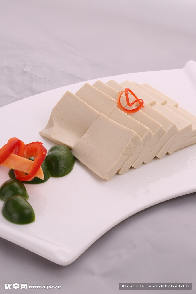 精致摆盘的美味豆腐