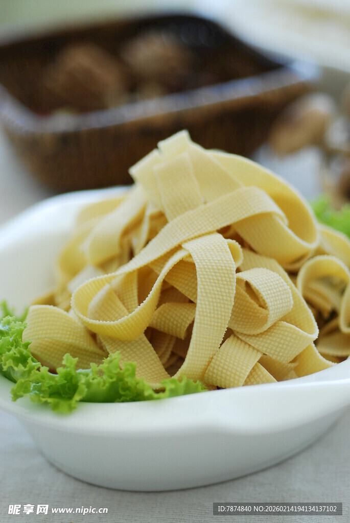 美味豆皮摆于翠绿生菜上