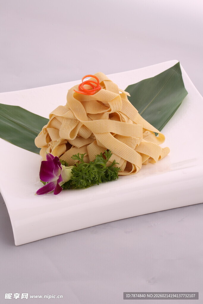 美味凉拌腐竹摆盘精致