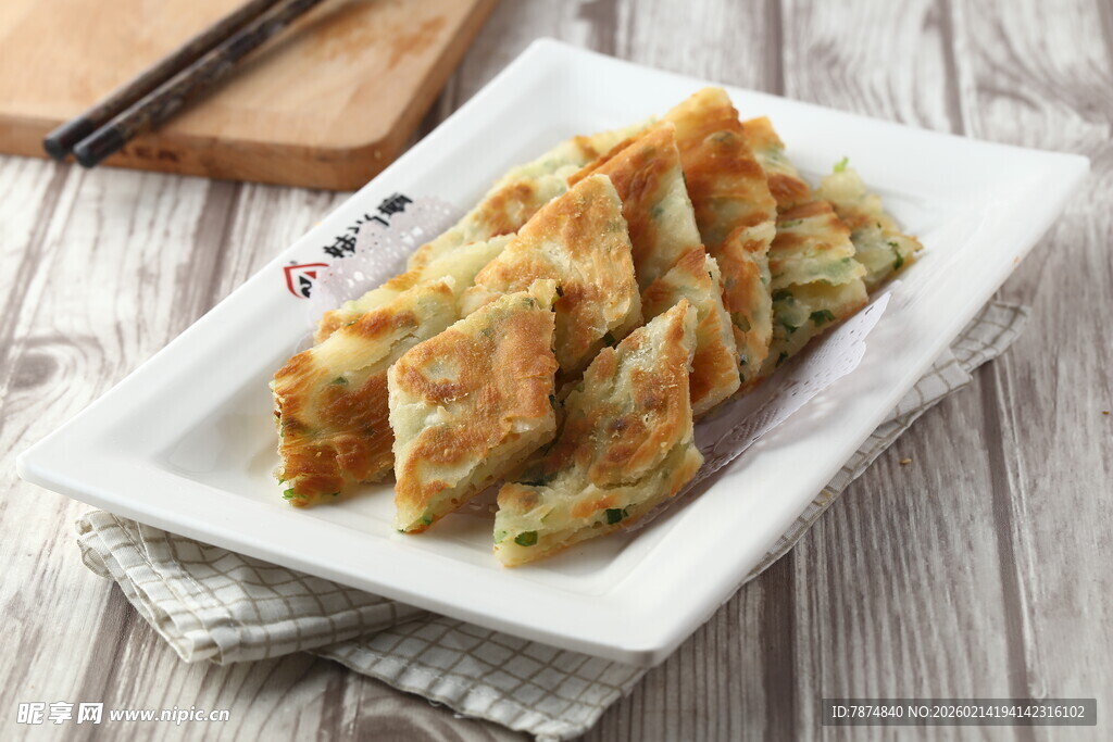 美味家常煎饼摆于白盘