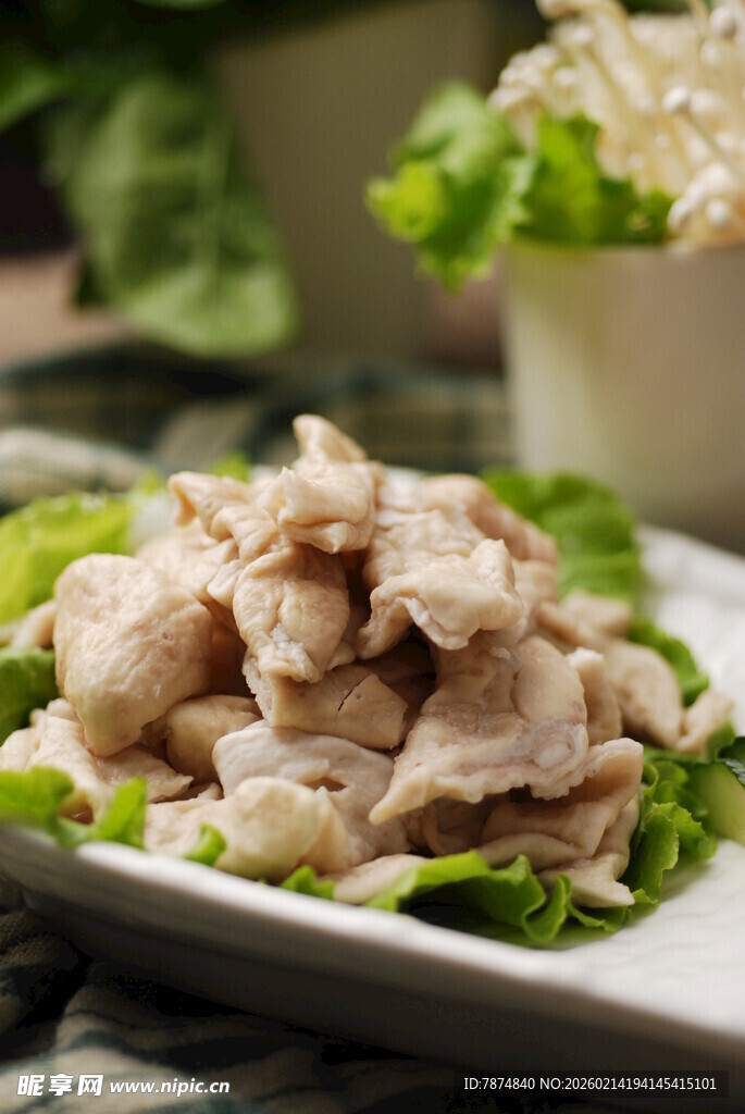 鲜嫩白切鸡肉摆于盘上