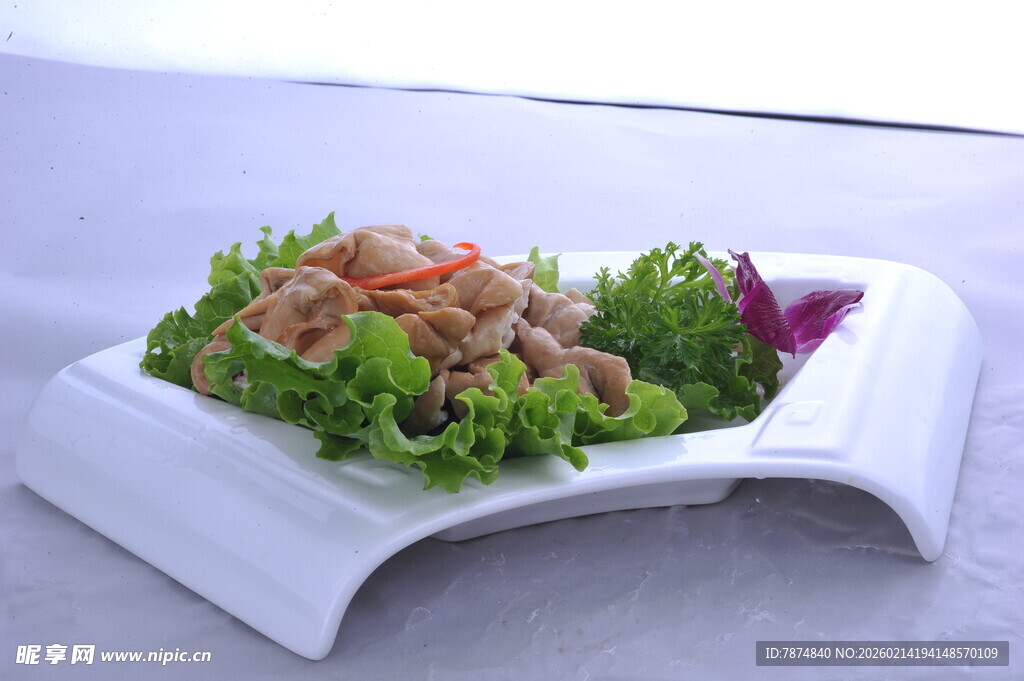 精致摆盘的美味海鲜沙拉