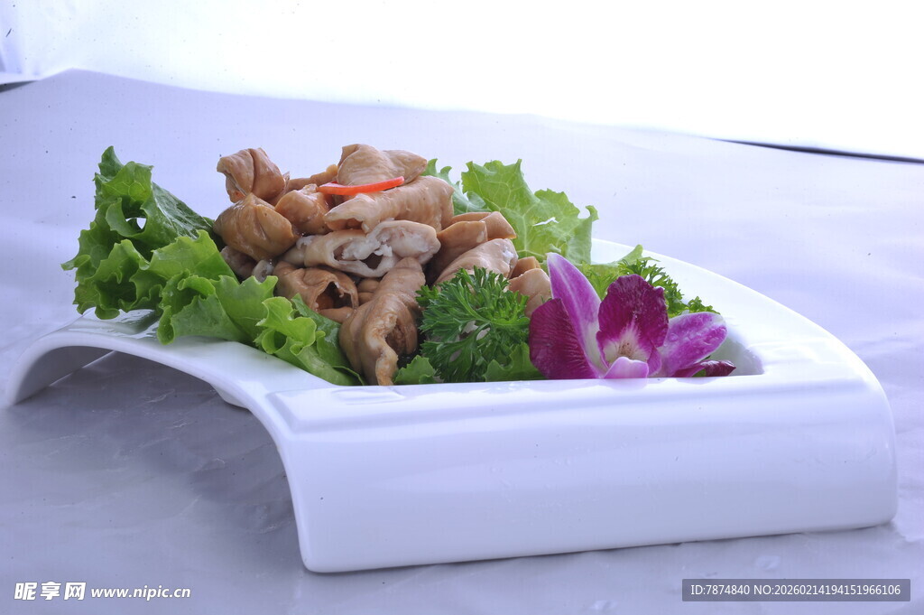 精致摆盘的美味特色菜肴