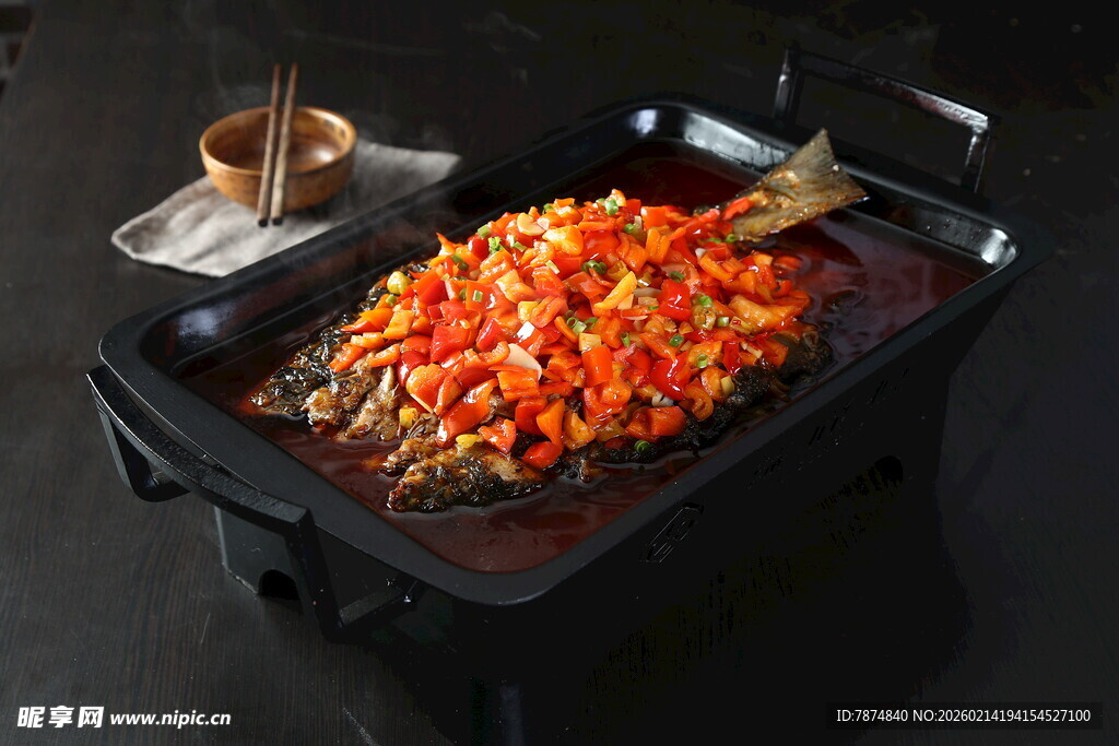 美味烤鱼配多彩蔬菜