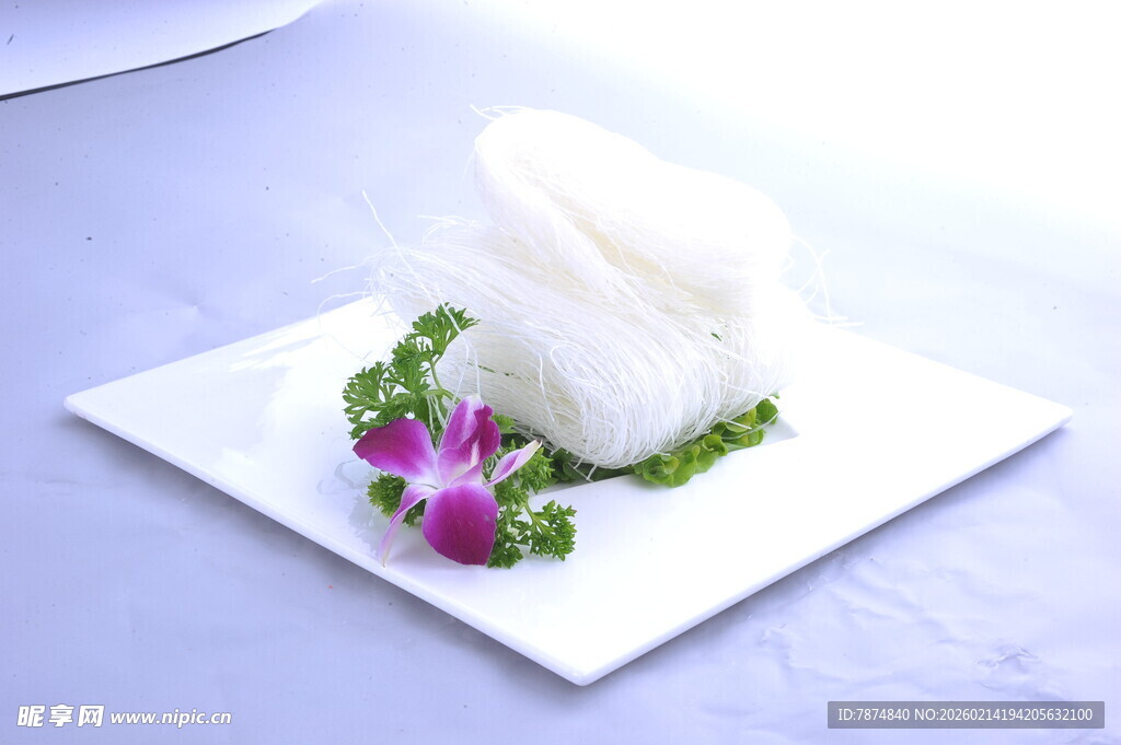 精致摆盘的雕花美食