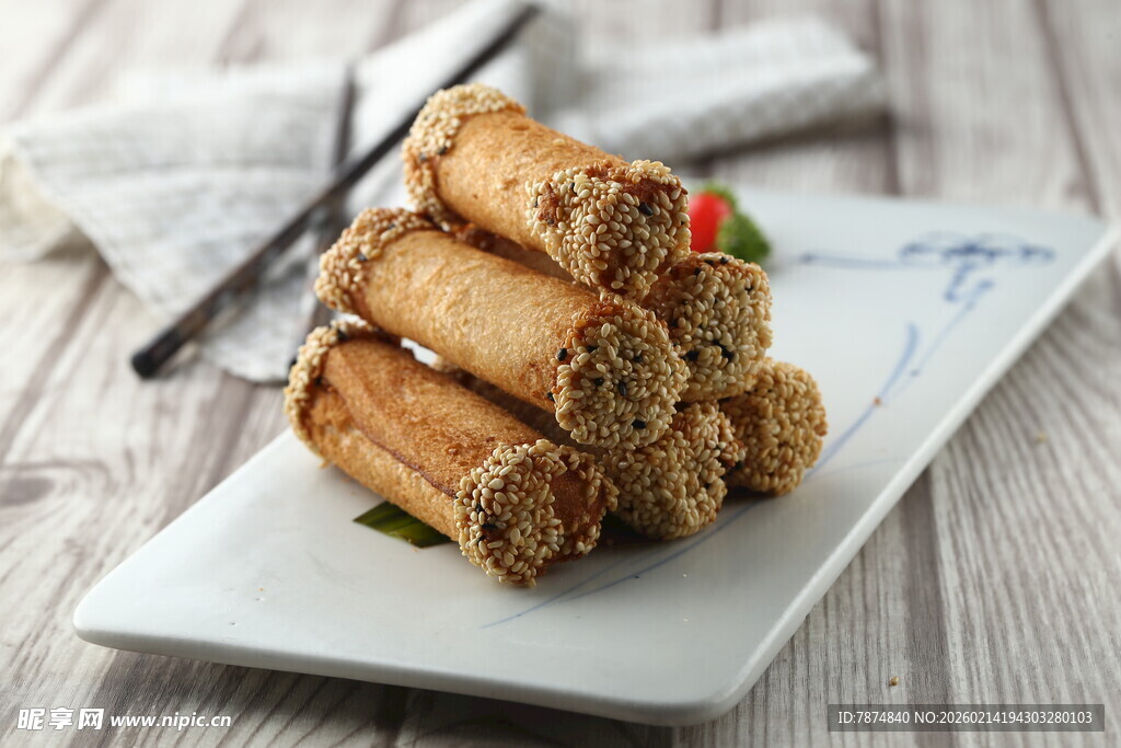 美味春卷堆叠在白色盘上