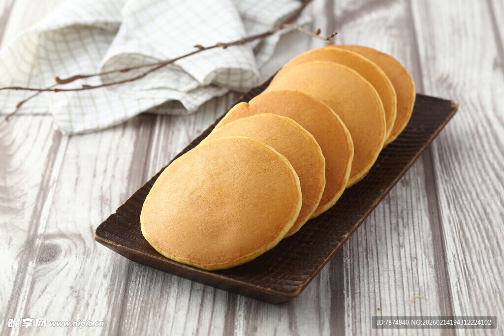 木盘上的美味圆形糕点