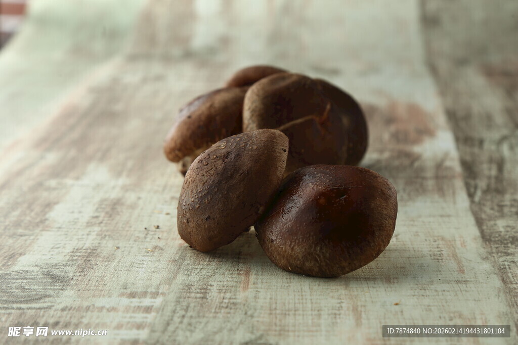 木桌上的褐色蘑菇