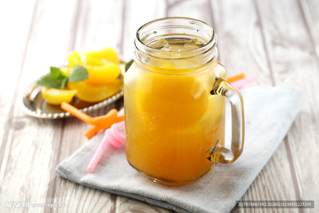 玻璃罐中的鲜榨黄色果汁