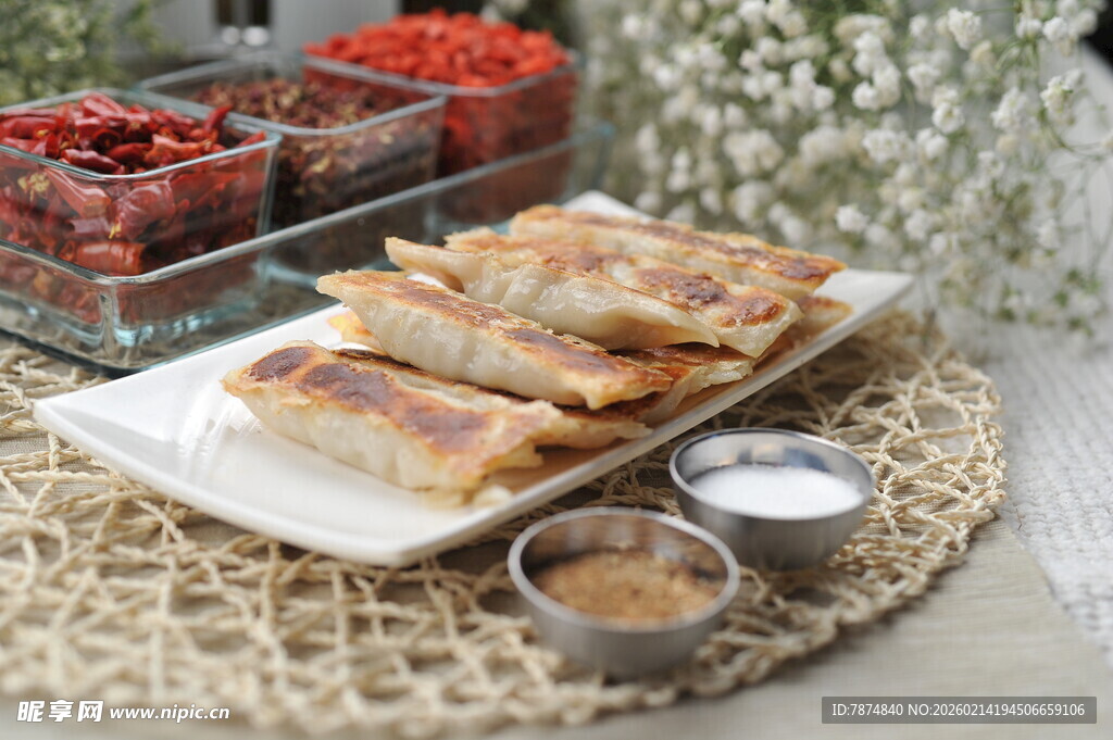美味烤制面饼配特色蘸料