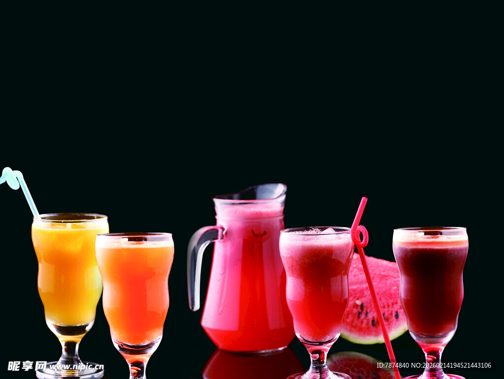 多彩果汁饮品组合展示