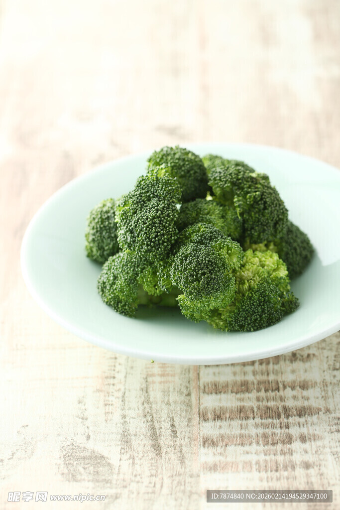 盘中新鲜西兰花