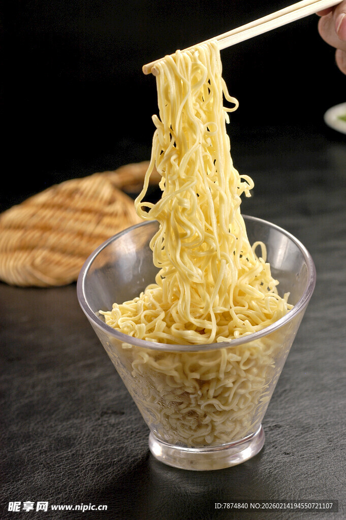 筷子挑起美味劲道方便面