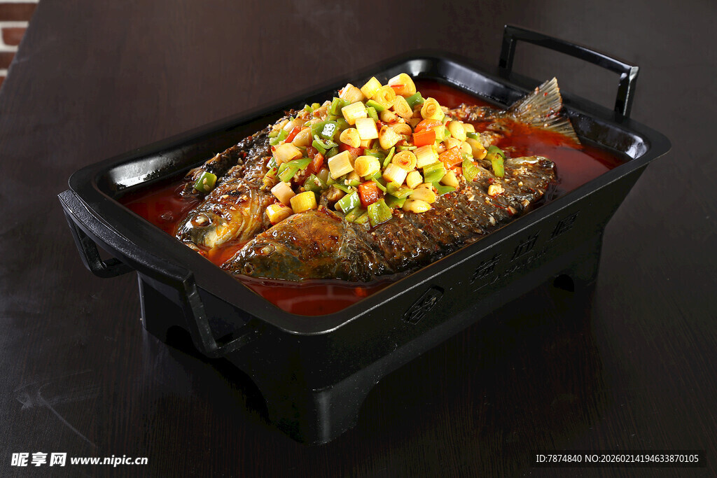 麻辣鲜香烤鱼诱人上桌