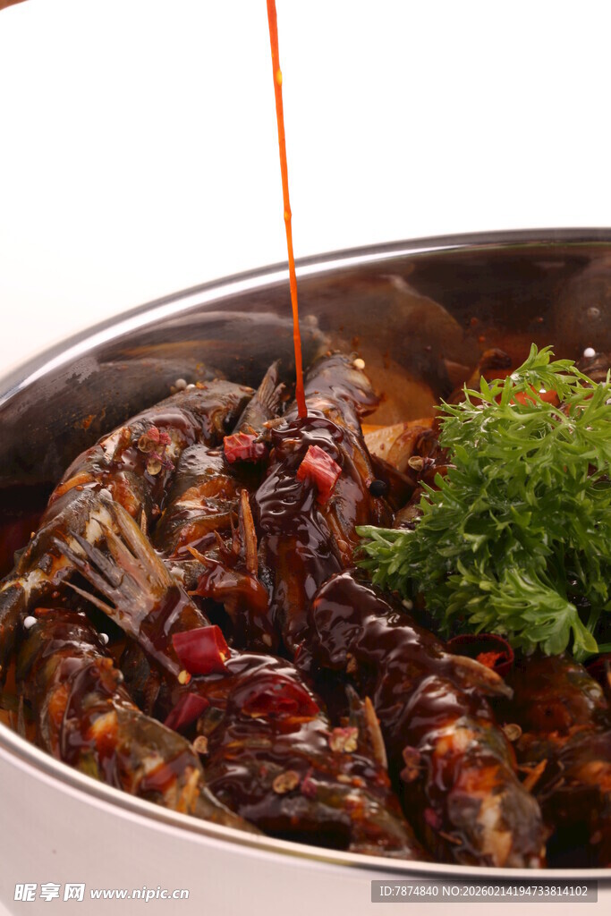 美味炖煮鱼 汤汁正浇淋