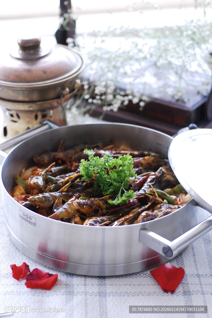 美味瓦罐菜肴 诱人色泽