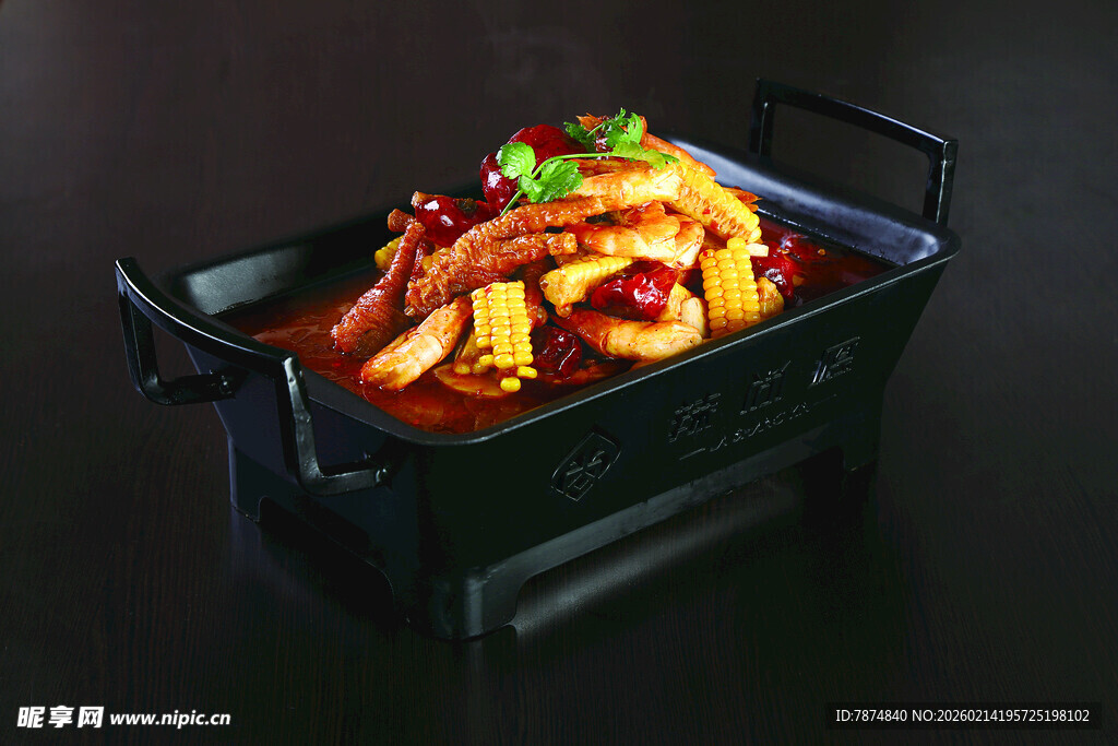 香辣诱人的锅中美食