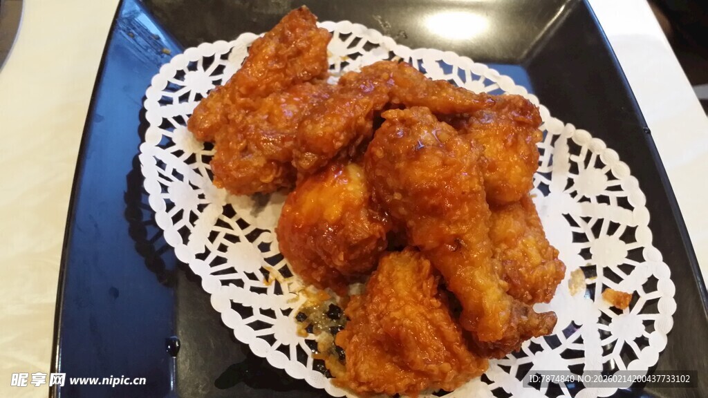 香酥炸鸡块摆于镂空盘