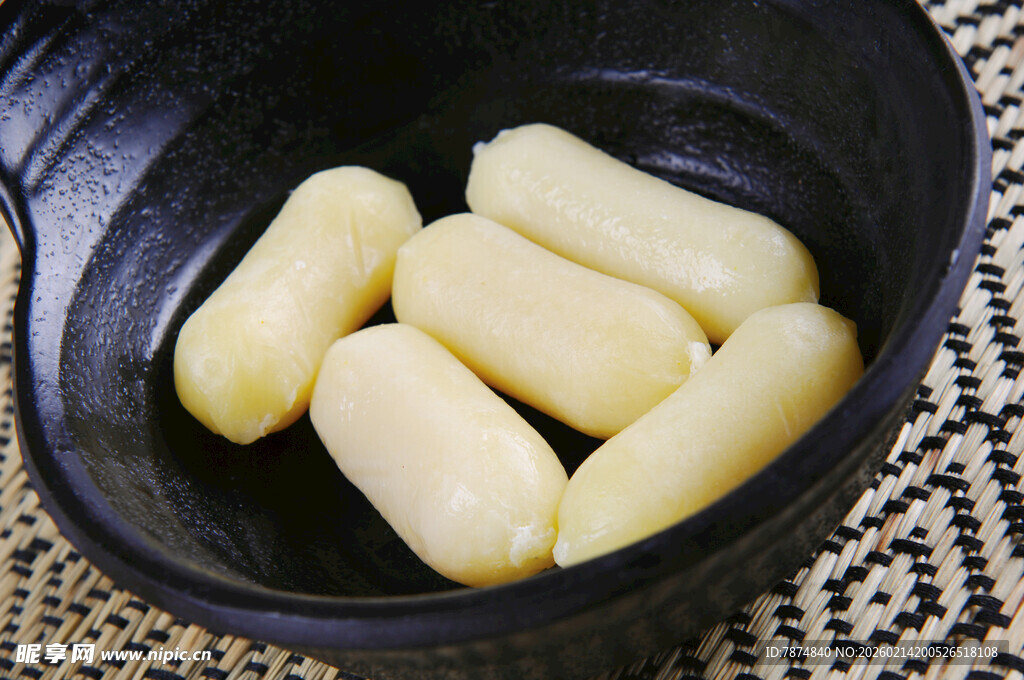 黑锅中的白胖年糕