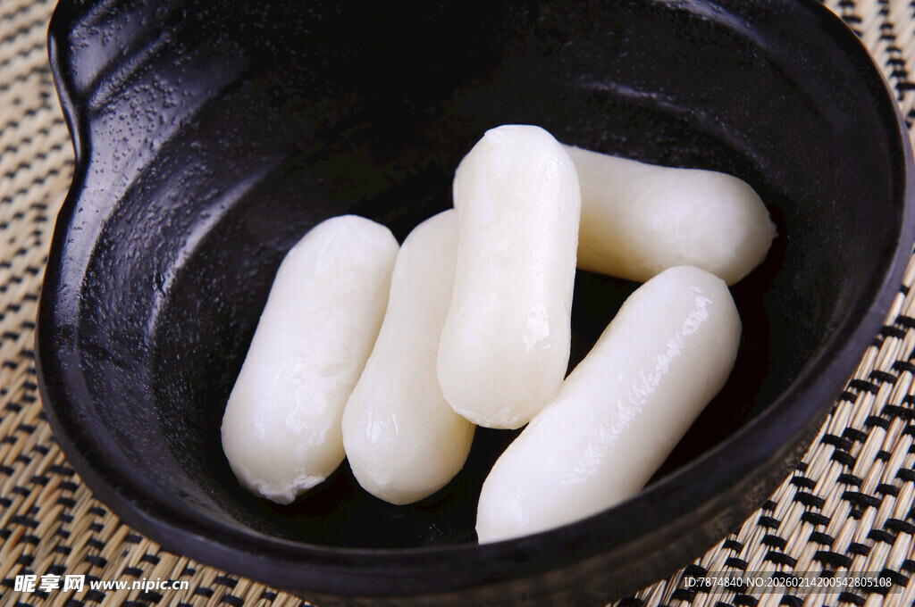 黑色器皿中的白色年糕