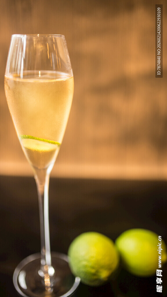 高脚杯中的柠檬香槟液
