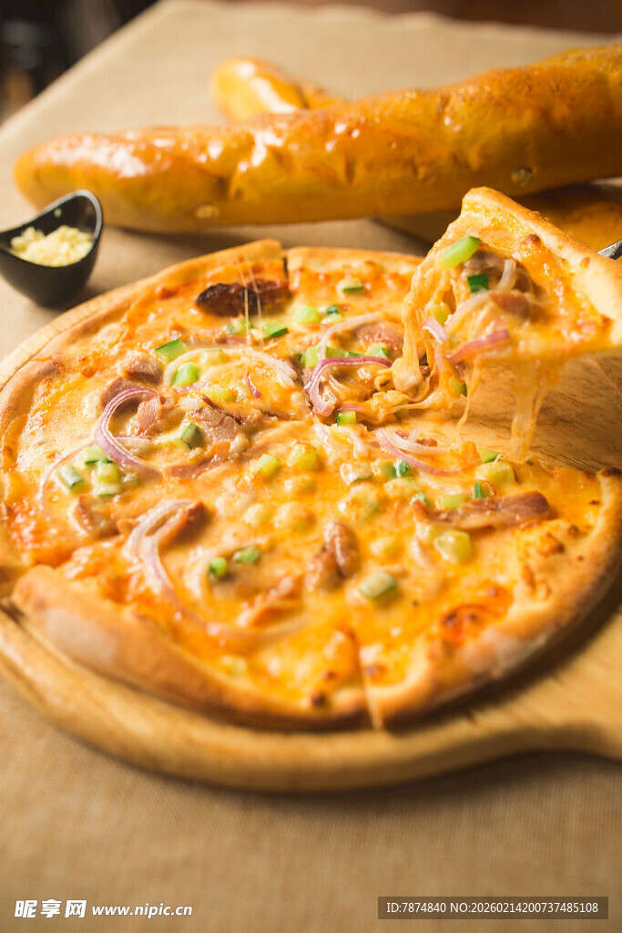 美味披萨与面包棒诱人呈现