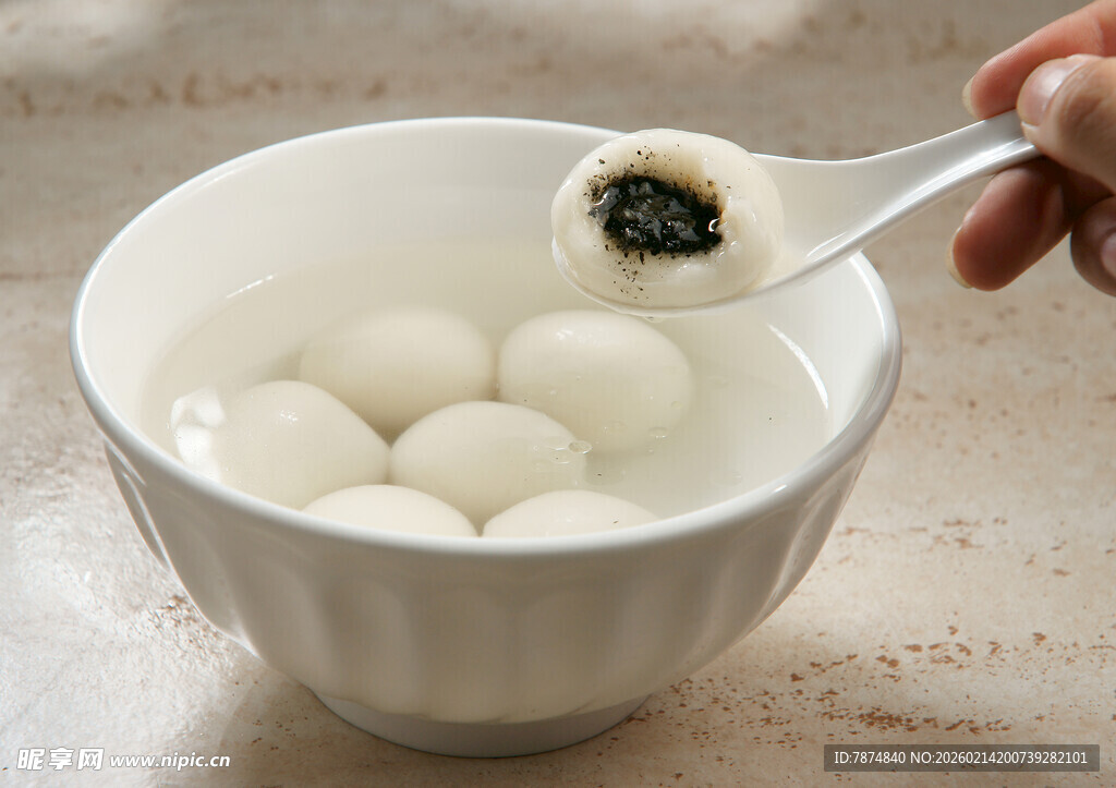 碗中盛着美味黑芝麻汤圆