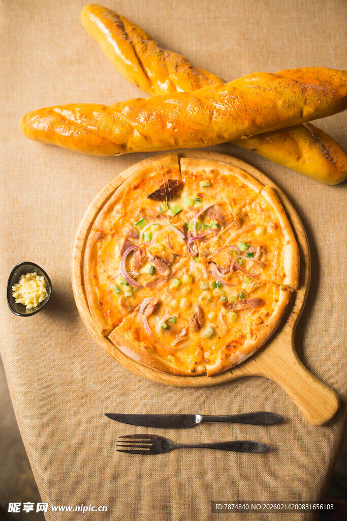 美味披萨搭配法棍面包