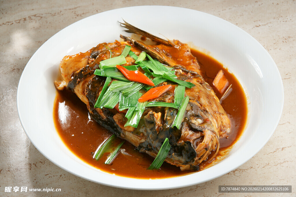 红烧鱼配鲜蔬装盘