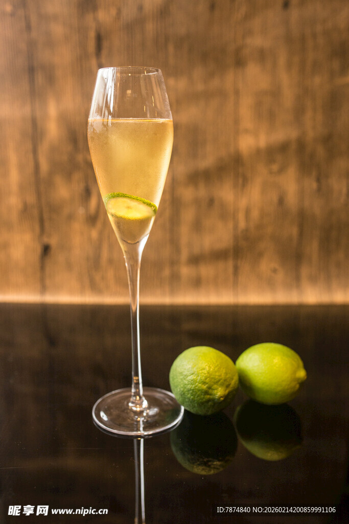 高脚杯中的饮品与青柠