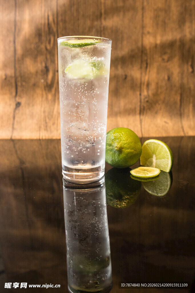 玻璃杯中的清爽青柠饮品