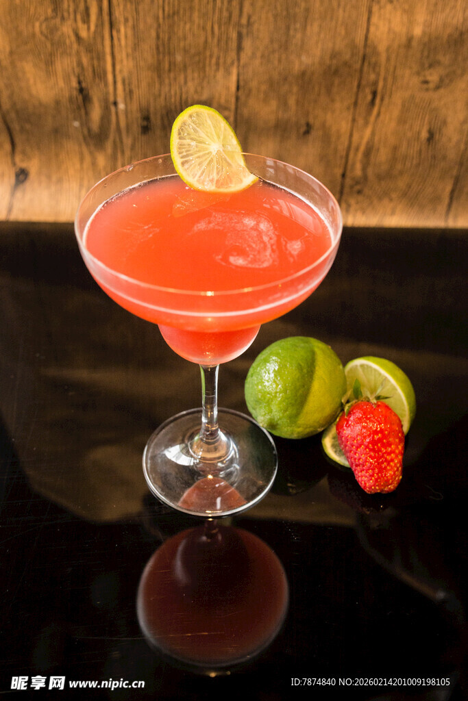 草莓玛格丽特鸡尾酒饮品