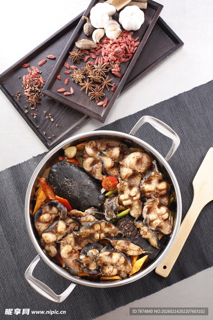 美味炖菜与烤肉组合