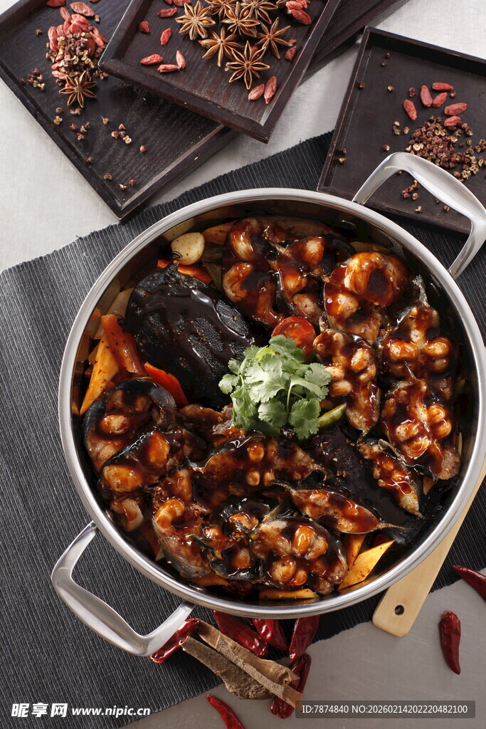 香辣美味干锅食材丰富