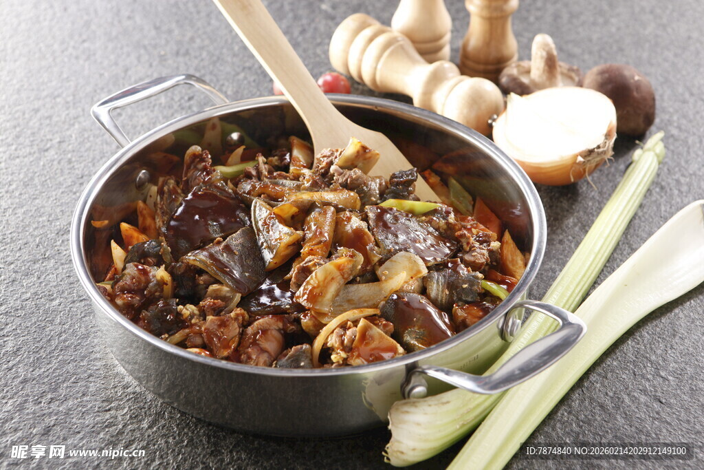 美味炖煮菜肴 香气四溢