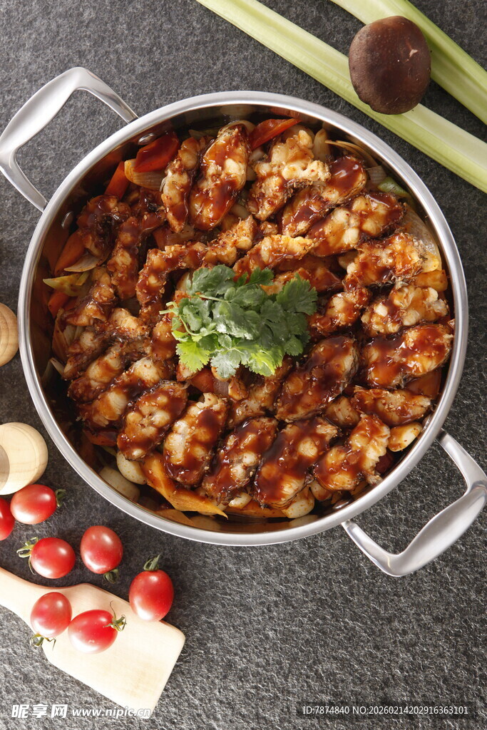 美味肉酱烩饭配清新装饰