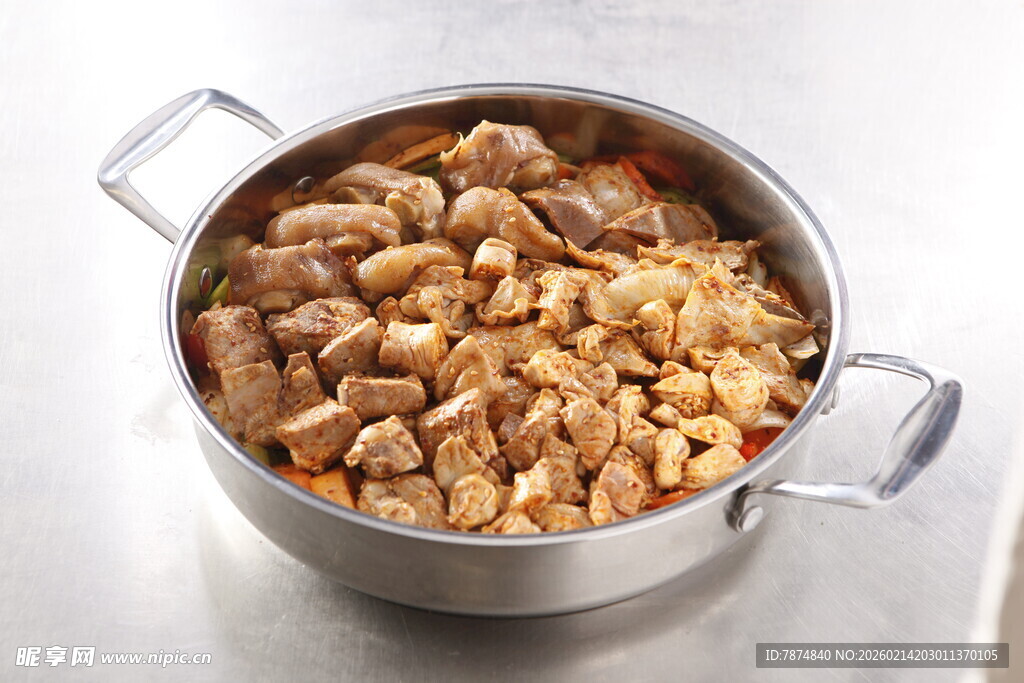 锅中炖煮的美味肉块