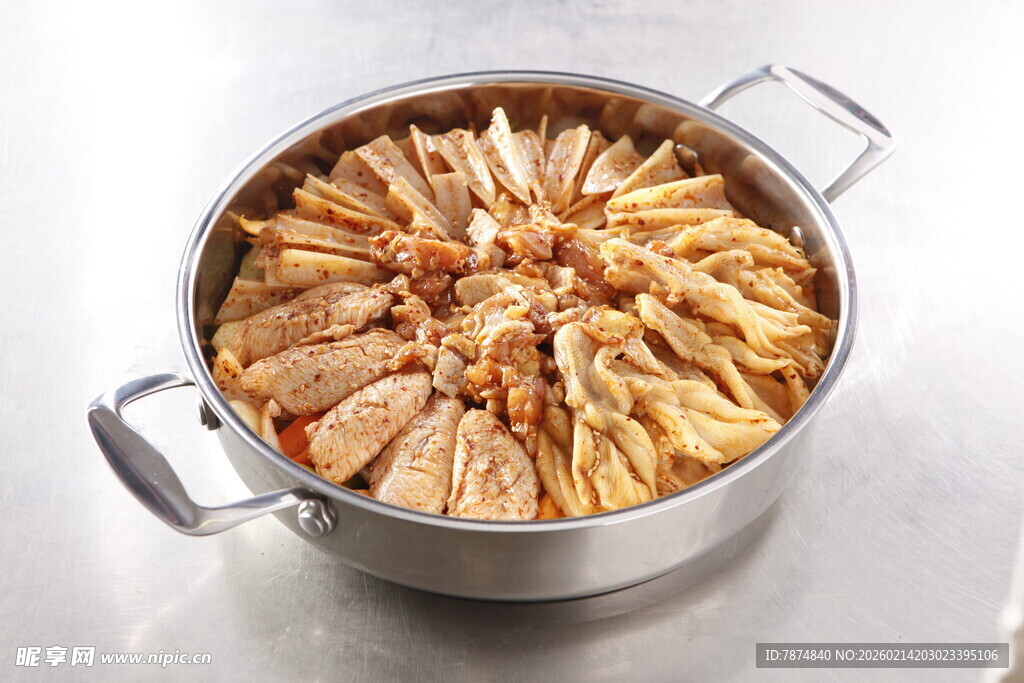 不锈钢锅中的美味食材