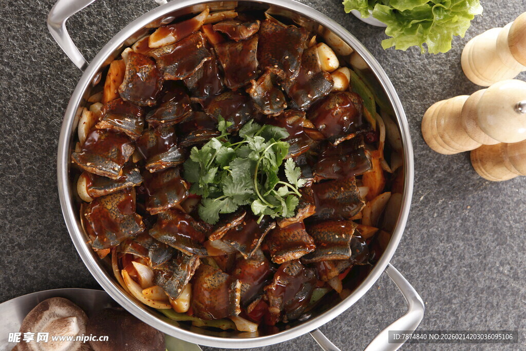 美味砂锅菜肴 香气诱人