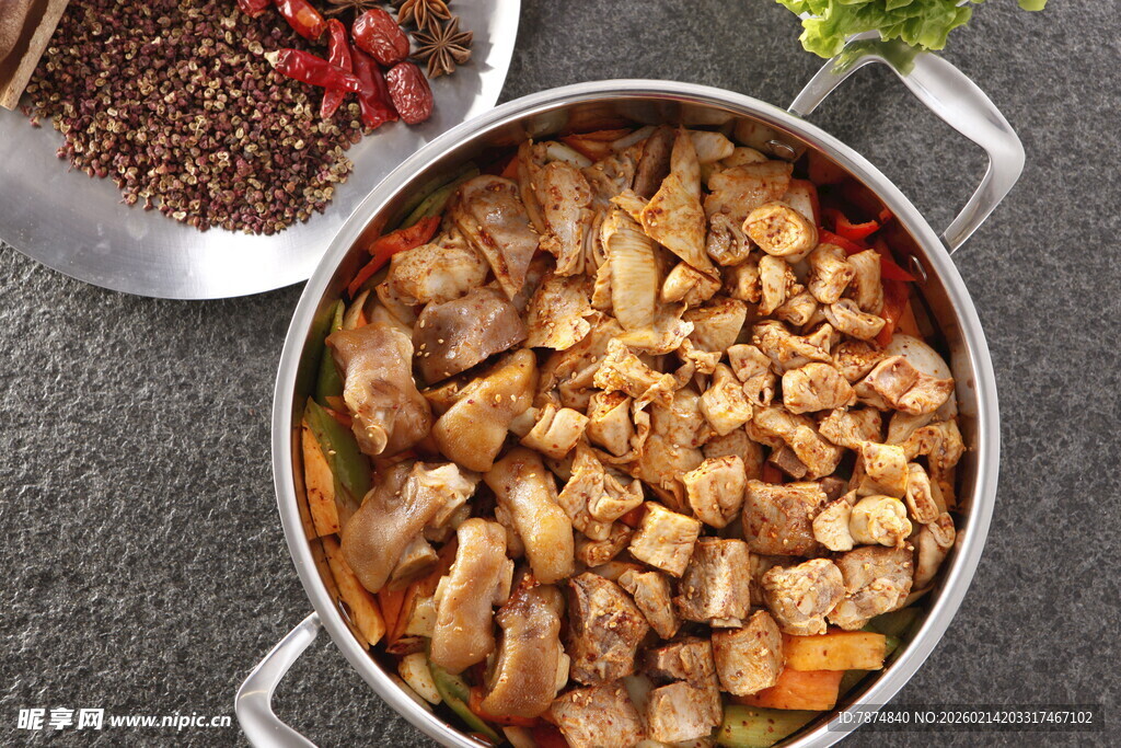 美味炖菜 食材丰富诱人