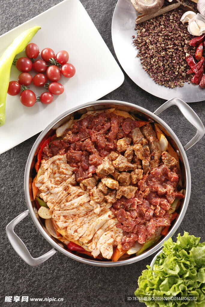 美味鸳鸯火锅诱人食材