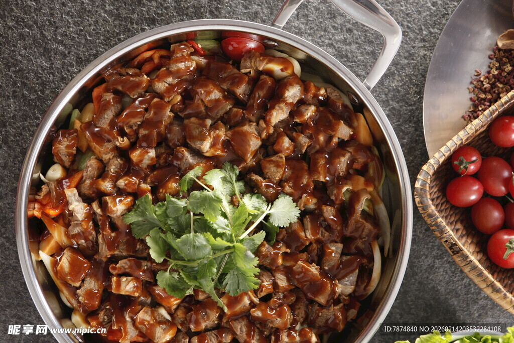 美味肉酱炖煮 点缀绿植