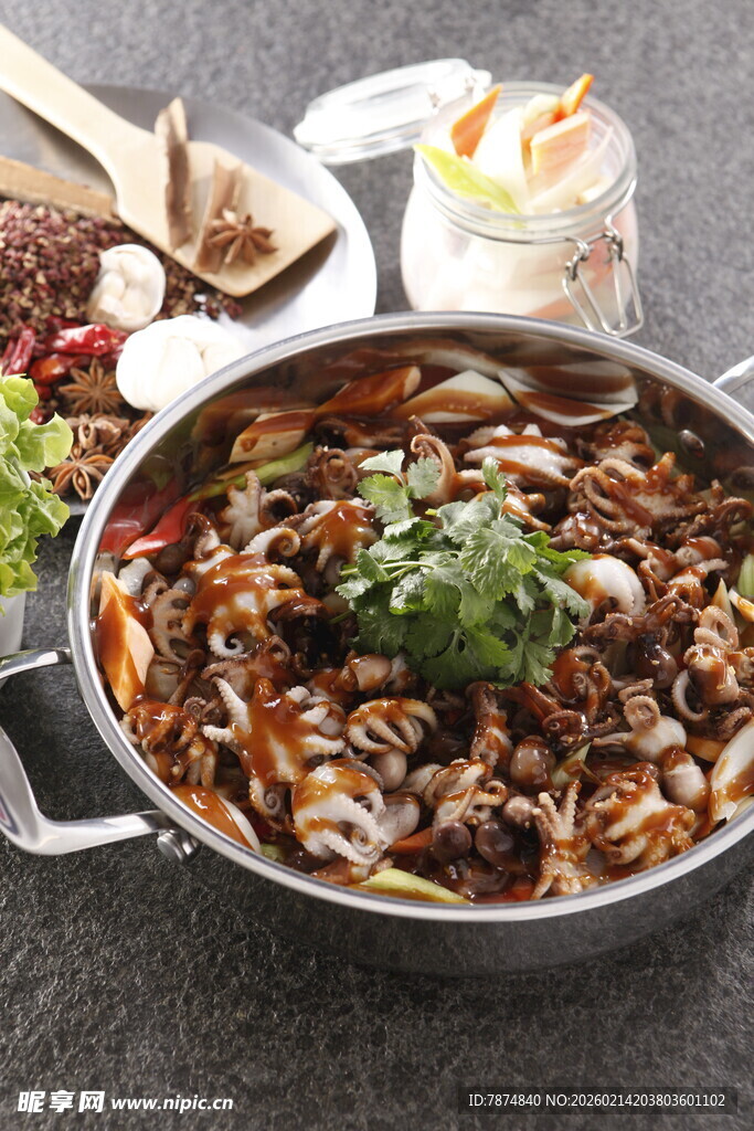 美味香辣田螺锅