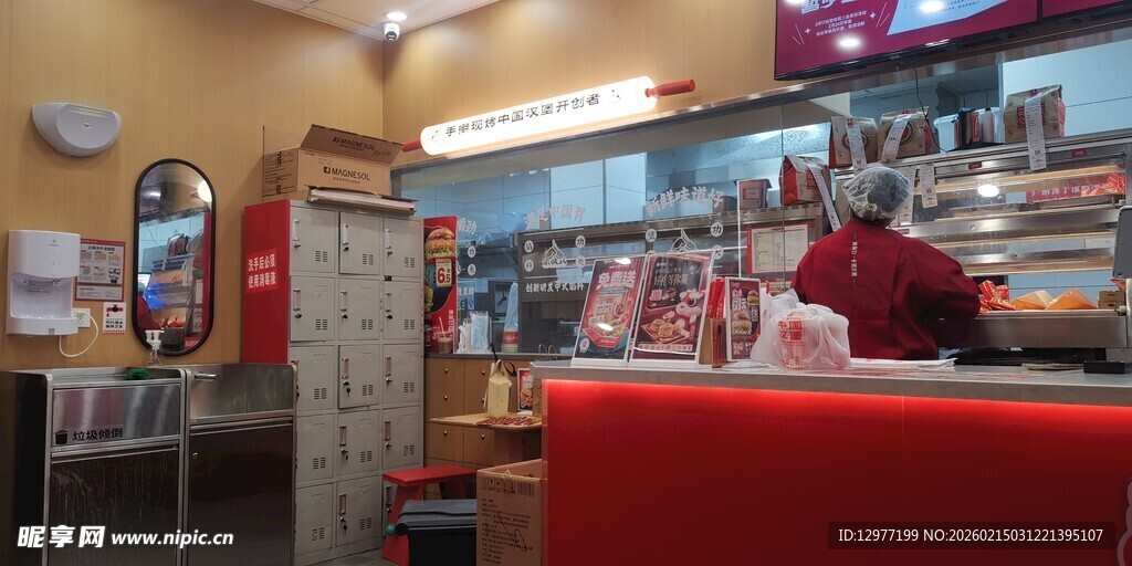 店内忙碌的炸鸡店工作人员