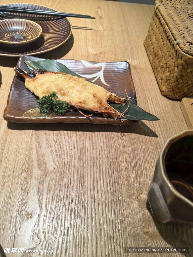 日式炸虾摆放在精美盘中