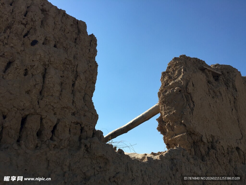 古老断壁与蓝天