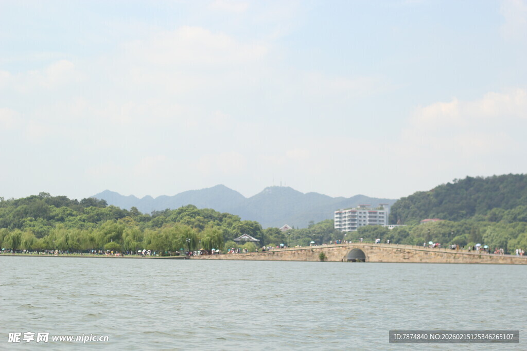 湖畔青山景 碧波映风光