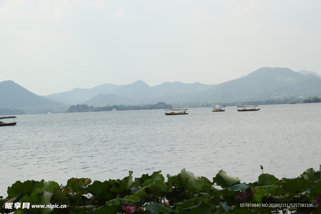 湖光山色间的悠然小船景